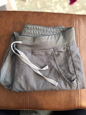 FIGS Women’s Gray Drawstring Jogger Scrubs